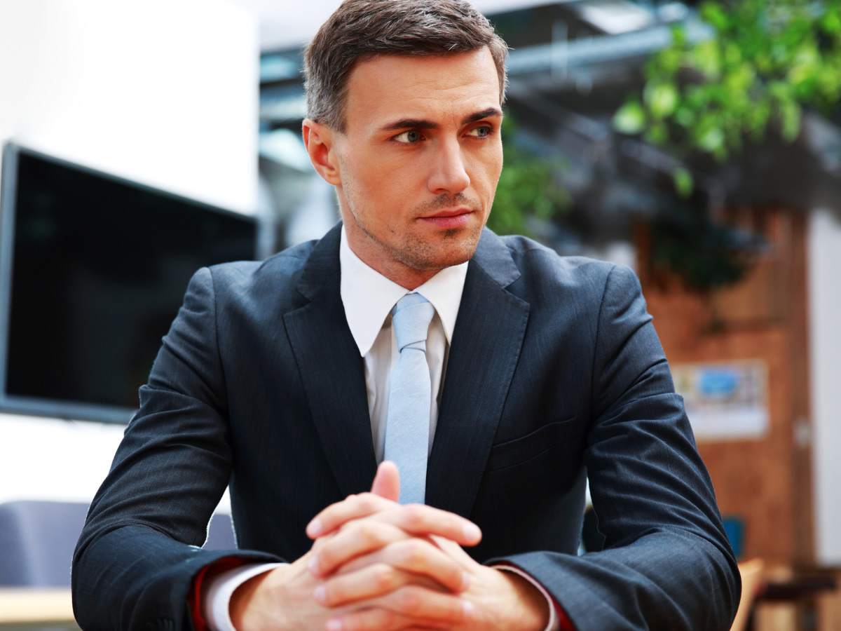 Man with business suit and double knot tie